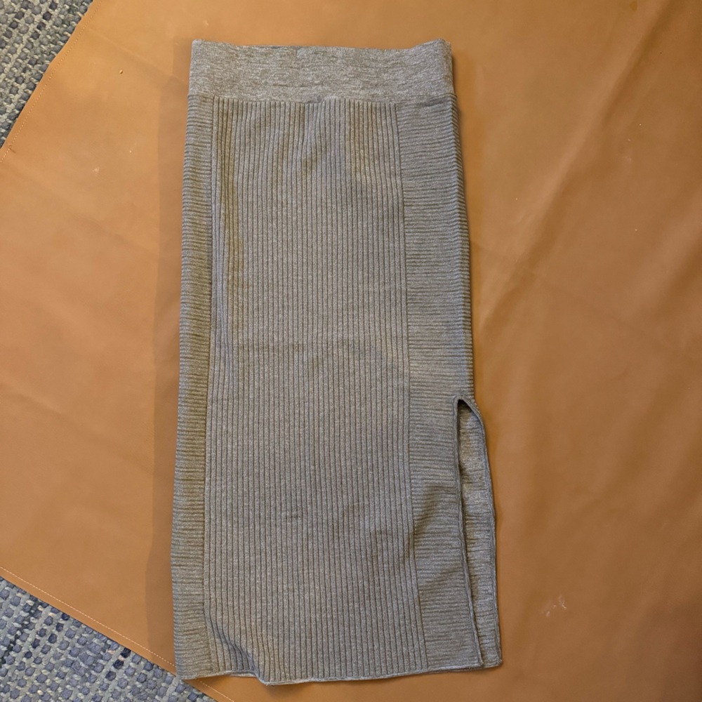 Athleta Gray Ribbed Knit Skirt